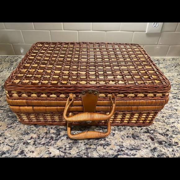 Vintage Wicker hard woven picnic basket luggage bags utensils included - Picture 2 of 4
